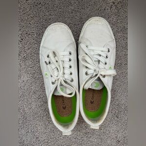 Cariuma OCA Canvas Sneaker